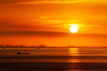 真っ赤な朝焼けと太陽の海への映り込み