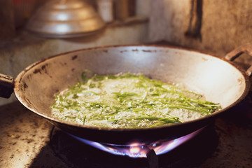 Boil vegetables in boiling water on the gas stove