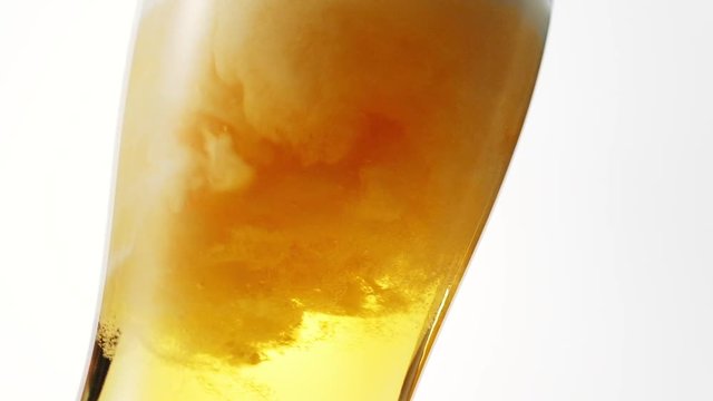 ビールを注ぐ