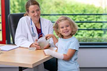female pediatrician has candys for a little girl
