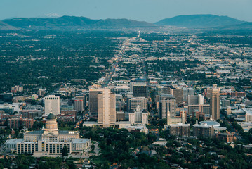 Fototapeta premium View of the downtown skyline at night, from Ensign Peak, in Salt Lake City, Utah