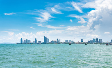 Obraz premium Pattaya city view on the sea and boat. Beautiful natural seascape at the summer time
