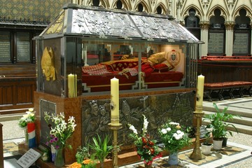 Fototapeta na wymiar Sarcophagus of blessed Alojzije Stepinac, Zagreb cathedral