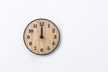 白背景に12時を指している時計の針デザインコピースペース
