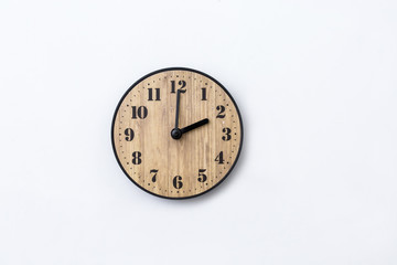 Fototapeta na wymiar 白背景に2時を指している時計の針デザインコピースペース