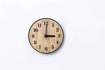 白背景に3時を指している時計の針デザインコピースペース