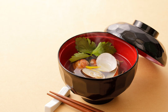 はまぐりのお吸い物　Hard clam soup (Japanese cooking)