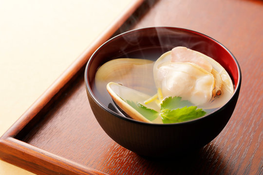 はまぐりのお吸い物　Hard clam soup (Japanese cooking)