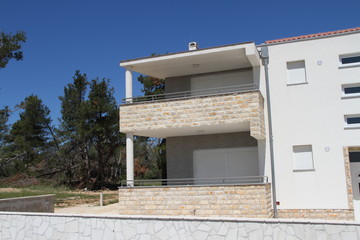 Fototapeta na wymiar ein Neubau mit mehreren Balkonen