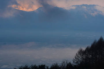 Fototapeta premium 朝日のあたる山