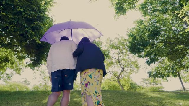 Caminando bajo el paraguas