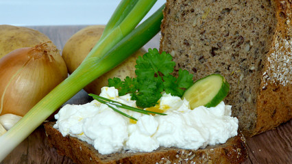 quark leinol bread leek onion herbal