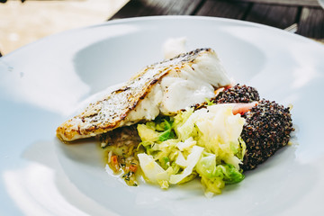 Assiette de filet de poisson frais, chou et quinoa