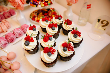 Obraz na płótnie Canvas Sweet dessert table at a wedding.Cakestand at a wedding