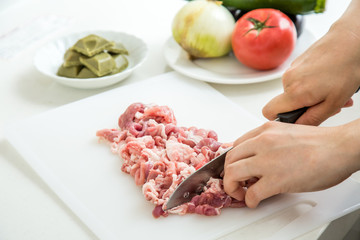 豚肉を切る手元　cooking