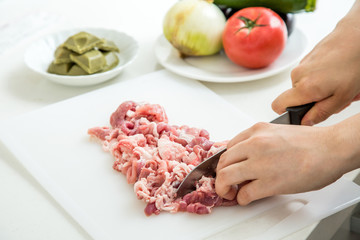 豚肉を切る手元　cooking