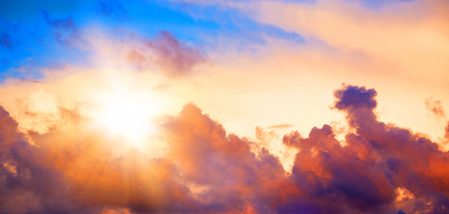 Naklejka premium Beautiful sunset sky with clouds