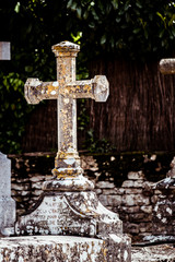Croix en pierre dans un cimetière