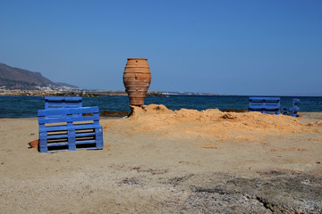 Alte Karaffen an einem Strand