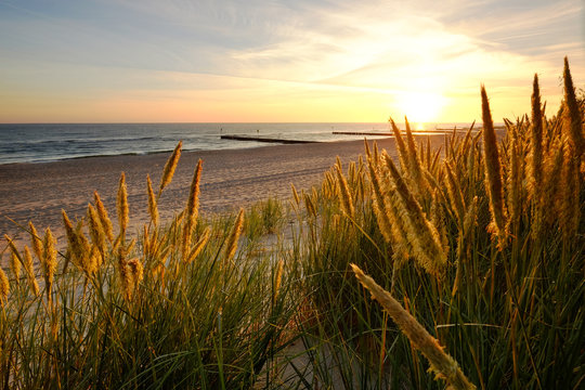 Wsch&oacute;d słońca na wybrzeżu Morza Bałtyckiego,Kołobrzeg,Polska.