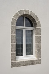 Modernes Bogenfenster aus weißem PVC mit Granitfenstereinfassung perspektivisch - Modern arched window made of white PVC with granite window frame perspective