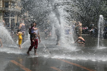 canicule mère et enfant