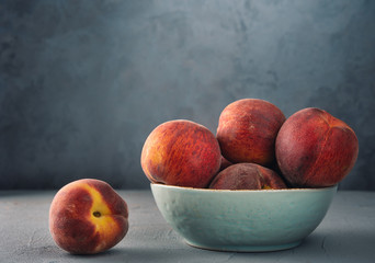 Fototapeta na wymiar Peaches in a bowl on the table