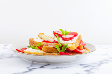 toasts with strawberries are very useful for health