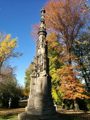 Das Denkmal für Engelbert Kämpfer an der Bega im Herbst mit bunten Bäumen vor blauem Himmel im...