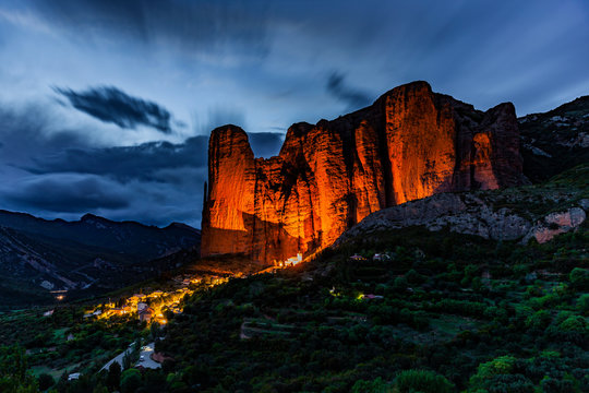 Los Mallos de Riglos Felsen bei Nacht