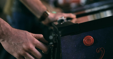 Obraz premium Arcade: Pulling Plunger On Pinball Game