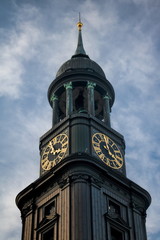 Fototapeta na wymiar kirchturm von sankt michaelis in hamburg, deutschland