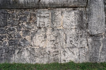 Maya Eingravierungen - Wandmalerei in Chichen Itza Mexiko