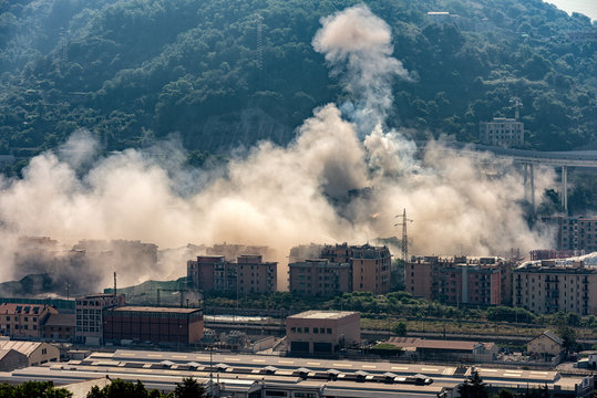 The implosion of what remained of the Morandi bridge in Genoa © Nazario