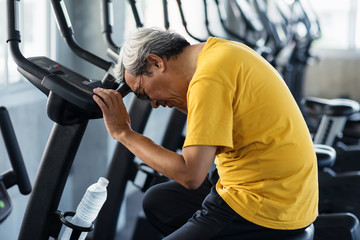Old man suffer from heart attack in gym - obrazy, fototapety, plakaty