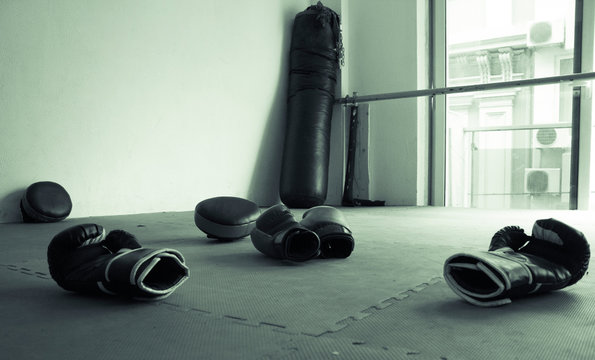 Guantes y saco en el ring de boxeo