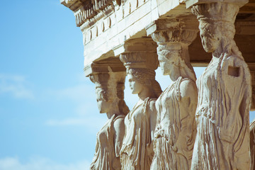 Las cariátides del Acrópolis de Atenas, Grecia. 