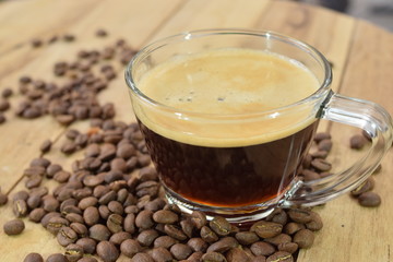Taza y granos de café. 