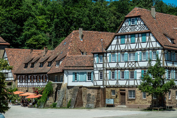 Fototapeta na wymiar Historische Gebäude im Kloster Maulbronn