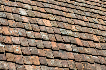 Historisches Dach mit Biberschwanz Ziegeln