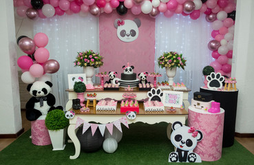 Mesa do bolo de aniversário infantil de menina.