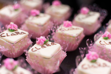 Close up de docinhos de festa infantil feminina com o tema do Panda.