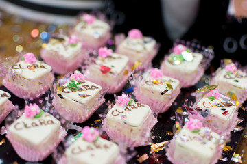 Close up de docinhos de festa infantil feminina com o tema do Panda.
