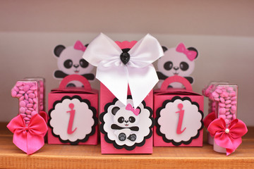 Detalhe de decoração de festa infantil de menina - Doces e lembranças.