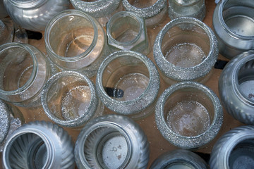 silbern lackierte Flaschen und Gläser als Dekoration