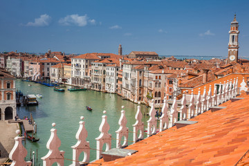 Fototapeta na wymiar View of the beautiful Venice city and the Grand Canal in a sunny early spring day