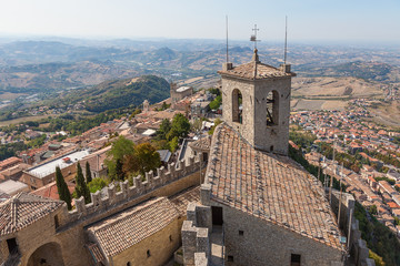 Obraz premium Scenic view from the wall of the ancient fortress in San Marino.