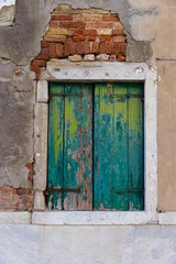 Fassade mit alter rustikaler Tür und Fenster