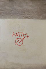 Antifa Zeichen und Nazis raus
