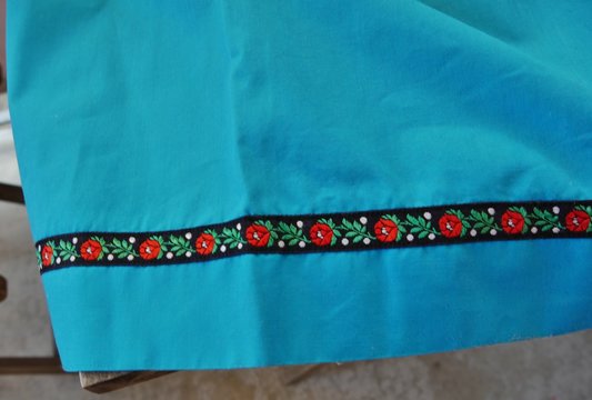 Blumenborte auf t&uuml;rkisem Stoff